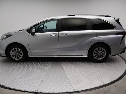Certified 2025 Toyota Sienna XLE image 12