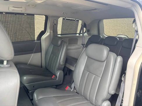 Used 2009 Chrysler Town & Country Touring FWD image 4