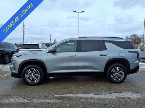 Used 2025 Chevrolet Traverse LT image 8