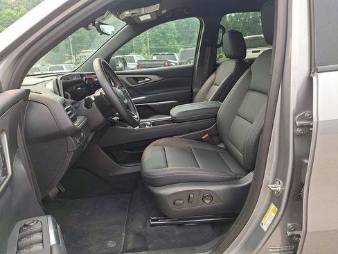 Used 2026 Chevrolet Traverse LT w/ Midnight/Sport Edition AWD/4WD image 2