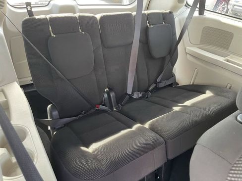Used 2020 Dodge Grand Caravan SE w/ UConnect Hands-Free Group FWD image 16