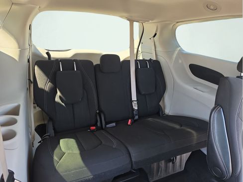 Used 2022 Chrysler Voyager LX FWD image 18