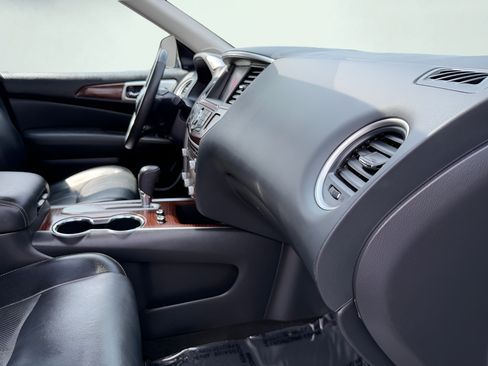 Used 2020 Nissan Pathfinder Platinum FWD image 34