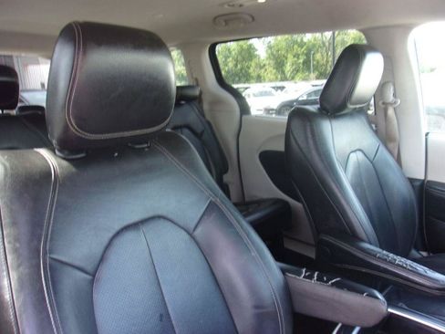 Used 2022 Chrysler Pacifica Touring-L FWD image 16