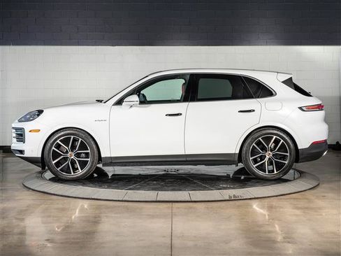 Certified 2026 Porsche Cayenne E-Hybrid AWD/4WD image 2