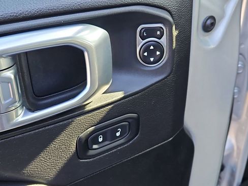 Used 2022 Jeep Wrangler Unlimited Sahara image 25