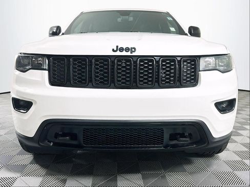 Used 2019 Jeep Grand Cherokee Laredo image 3