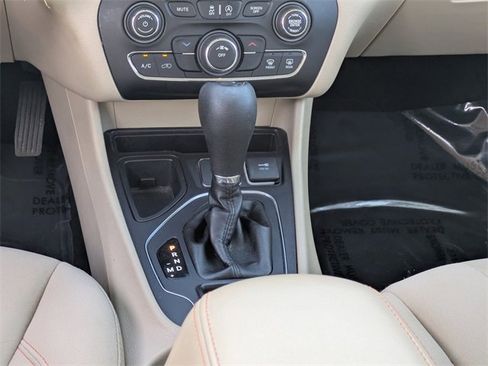 Used 2019 Jeep Cherokee Latitude w/ Popular Appearance Group image 28