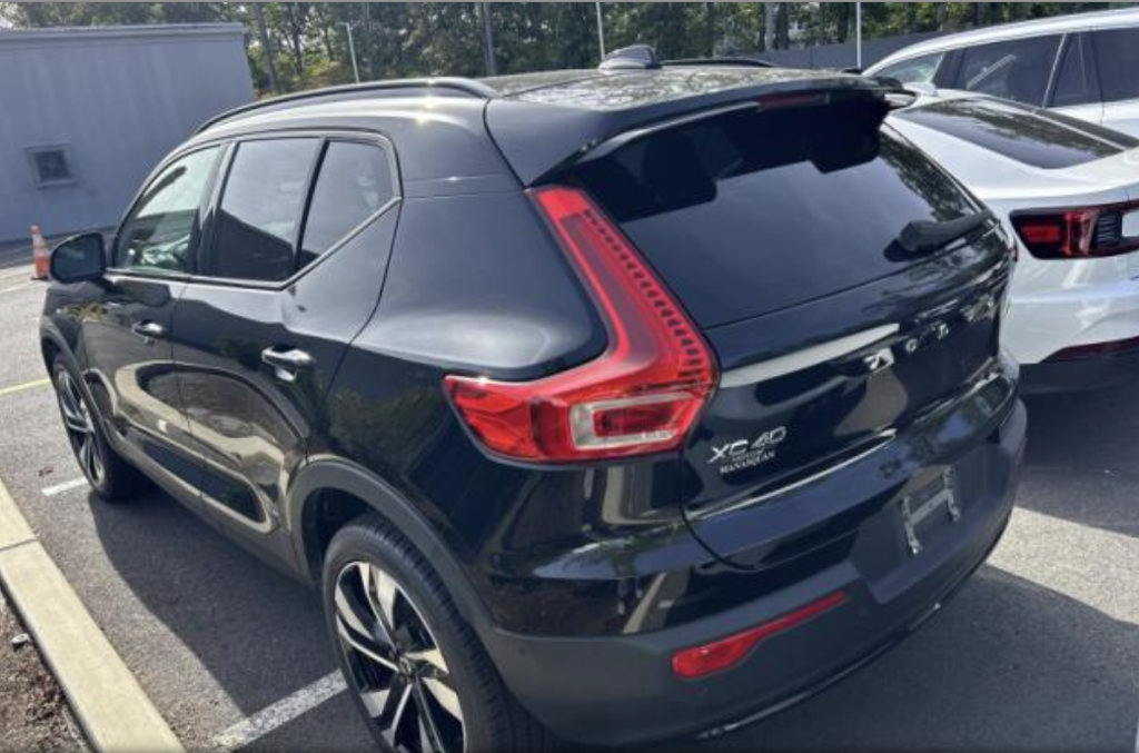 Used 2024 Volvo XC40 B5 Plus w/ Protection Package Premier AWD/4WD image 12