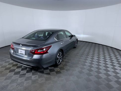 Used 2017 Nissan Altima 2.5 SR w/ LED Appearance Package image 8