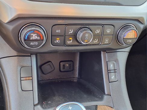 Used 2019 GMC Acadia SLE image 18