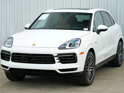 Used 2023 Porsche Cayenne Platinum Edition image 51