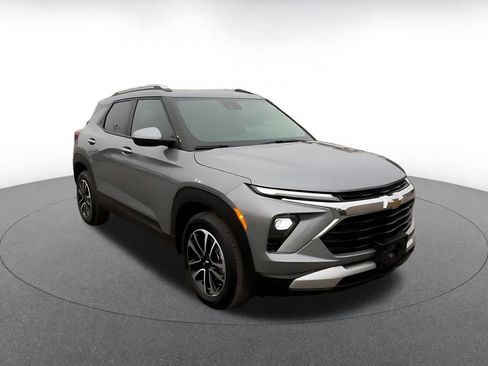 Used 2025 Chevrolet TrailBlazer LT image 3