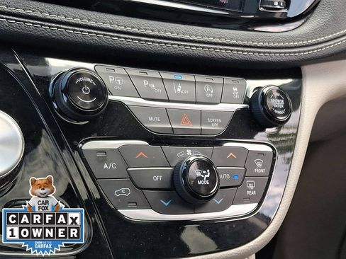 Used 2022 Chrysler Pacifica Limited FWD image 18
