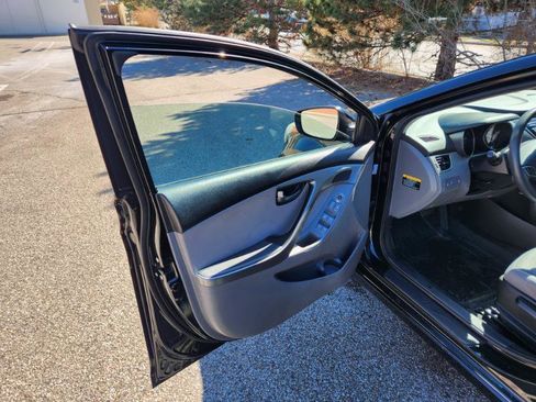 Used 2013 Hyundai Elantra GLS w/ Preferred Pkg image 11