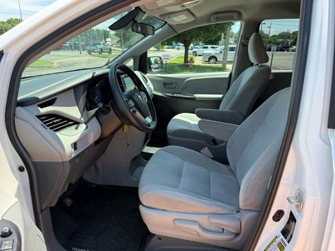 Used 2019 Toyota Sienna L FWD image 12
