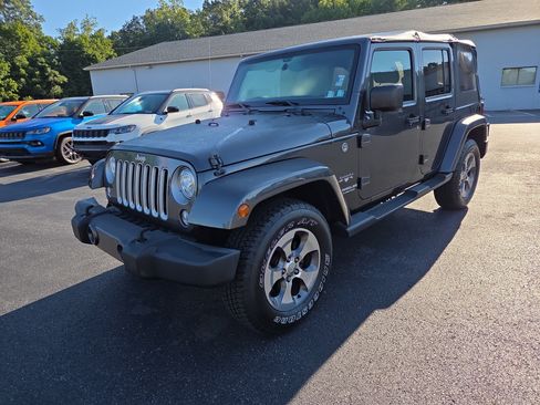 Certified 2017 Jeep Wrangler Unlimited Sahara w/ Connectivity Group AWD/4WD image 8