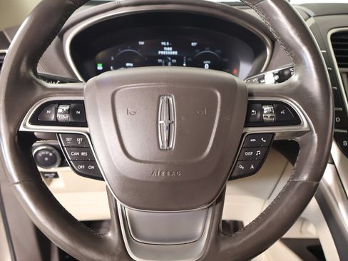 Used 2019 Lincoln Nautilus Select FWD image 3