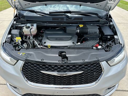 Used 2024 Chrysler Pacifica Touring-L FWD image 28
