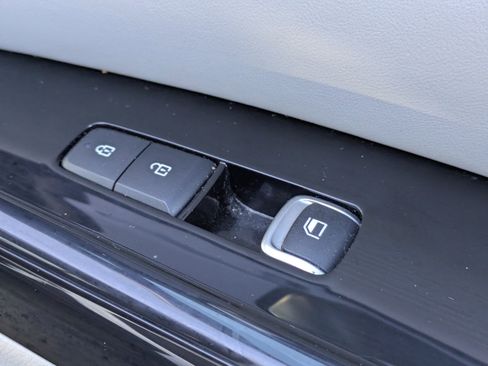 Used 2024 Kia Carnival EX image 35