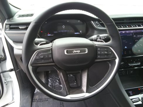 Used 2024 Jeep Grand Cherokee Limited w/ Luxury Tech Group II AWD/4WD image 16