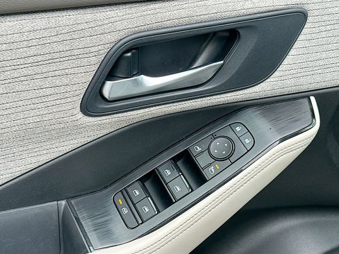 Used 2023 Nissan Rogue SV image 15