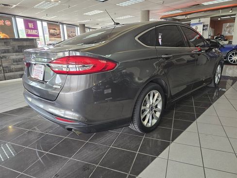 Used 2017 Ford Fusion SE w/ Fusion SE Technology Package FWD image 4