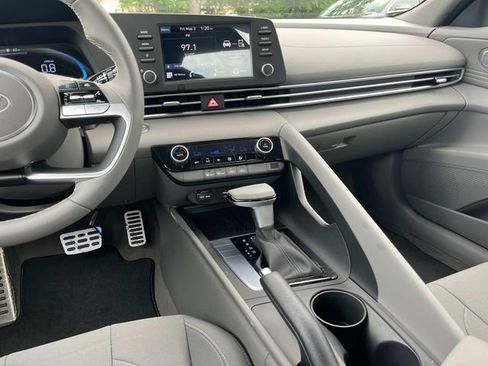 Used 2025 Hyundai Elantra Sport image 14