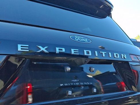 Used 2025 Ford Expedition Platinum AWD/4WD image 4
