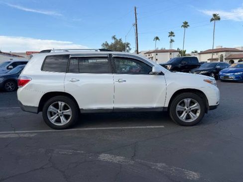 Used 2012 Toyota Highlander Limited w/ Tow Pkg FWD image 2