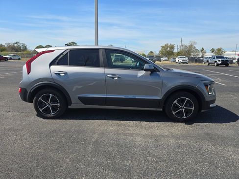 Used 2025 Kia Niro LX image 3