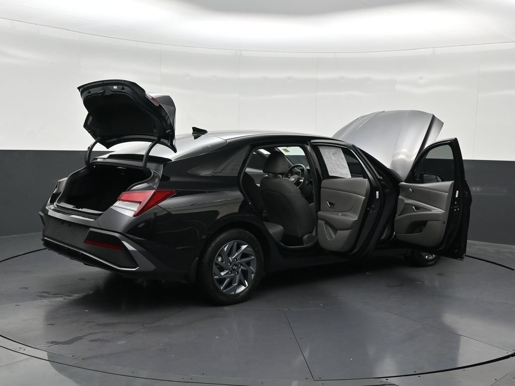Used 2024 Hyundai Elantra SEL FWD image 31
