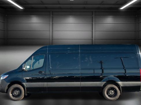 Used 2025 Mercedes-Benz Sprinter 2500 image 5