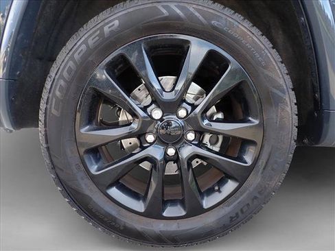 Used 2017 Jeep Grand Cherokee Altitude AWD/4WD image 7