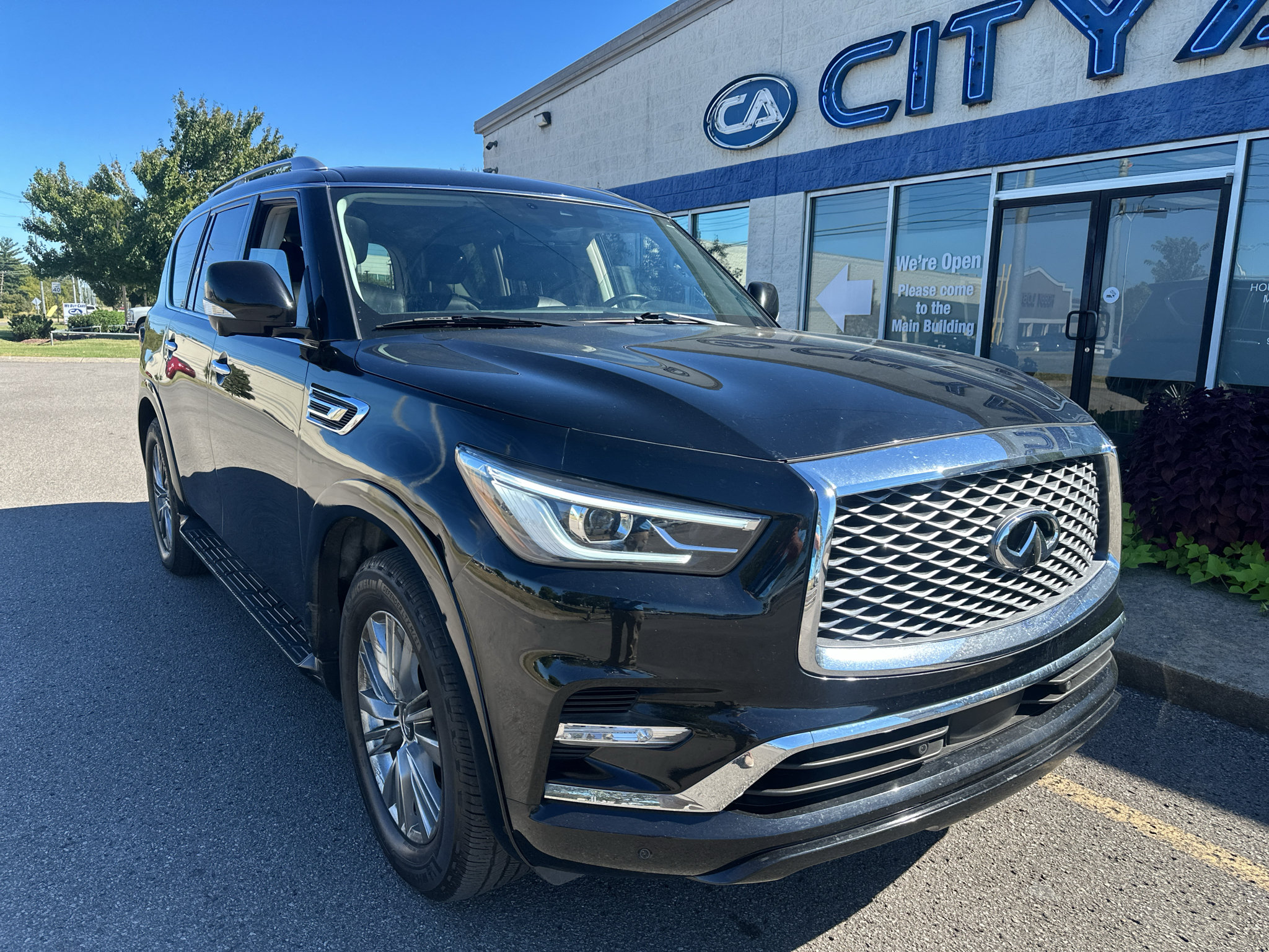 Used 2021 INFINITI QX80 Luxe RWD image 2