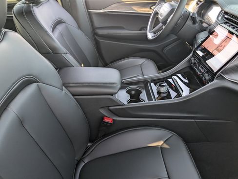 New 2025 Jeep Grand Cherokee Limited w/ Black Appearance Package RWD image 8