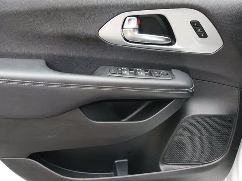 Used 2025 Chrysler Pacifica Limited FWD image 28