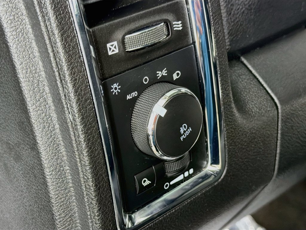 Used 2018 RAM 1500 Laramie w/ Convenience Group AWD/4WD image 10