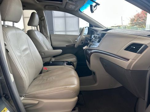 Used 2011 Toyota Sienna XLE FWD image 13