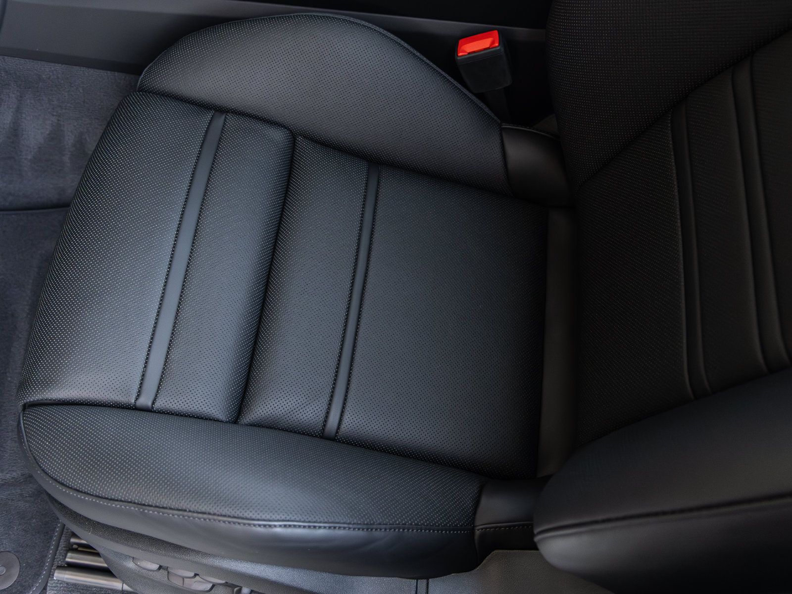 Certified 2025 Porsche Cayenne E-Hybrid Coupe AWD/4WD image 25