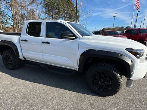 Used 2025 Toyota Tacoma SR image 5