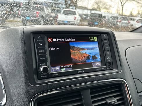 Used 2019 Dodge Grand Caravan SXT image 11