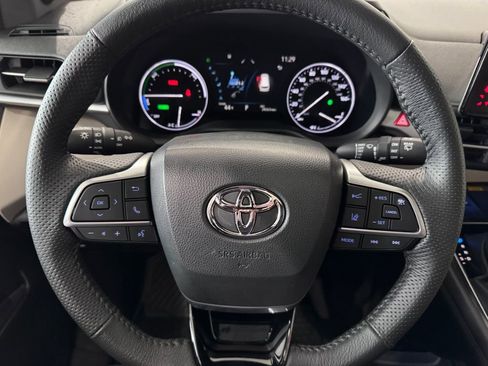 Used 2023 Toyota Sienna Limited image 17