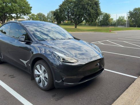 Used 2024 Tesla Model Y Long Range AWD/4WD image 2