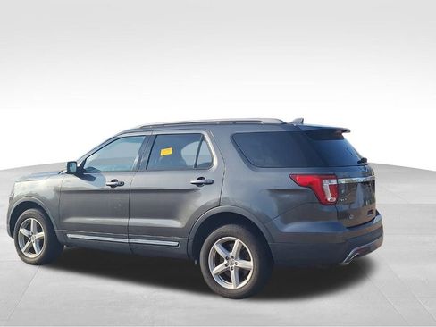 Used 2017 Ford Explorer XLT w/ Equipment Group 202A image 9