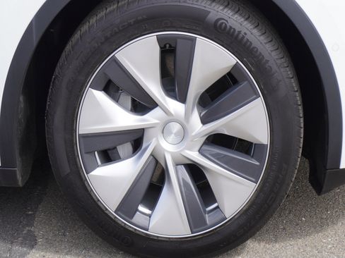 Used 2021 Tesla Model Y Long Range image 5