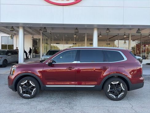 Used 2023 Kia Telluride EX w/ EX Captain's Chair Package image 4