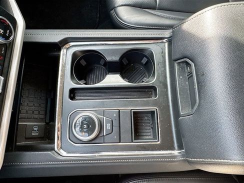 Used 2024 Ford Expedition XLT image 18