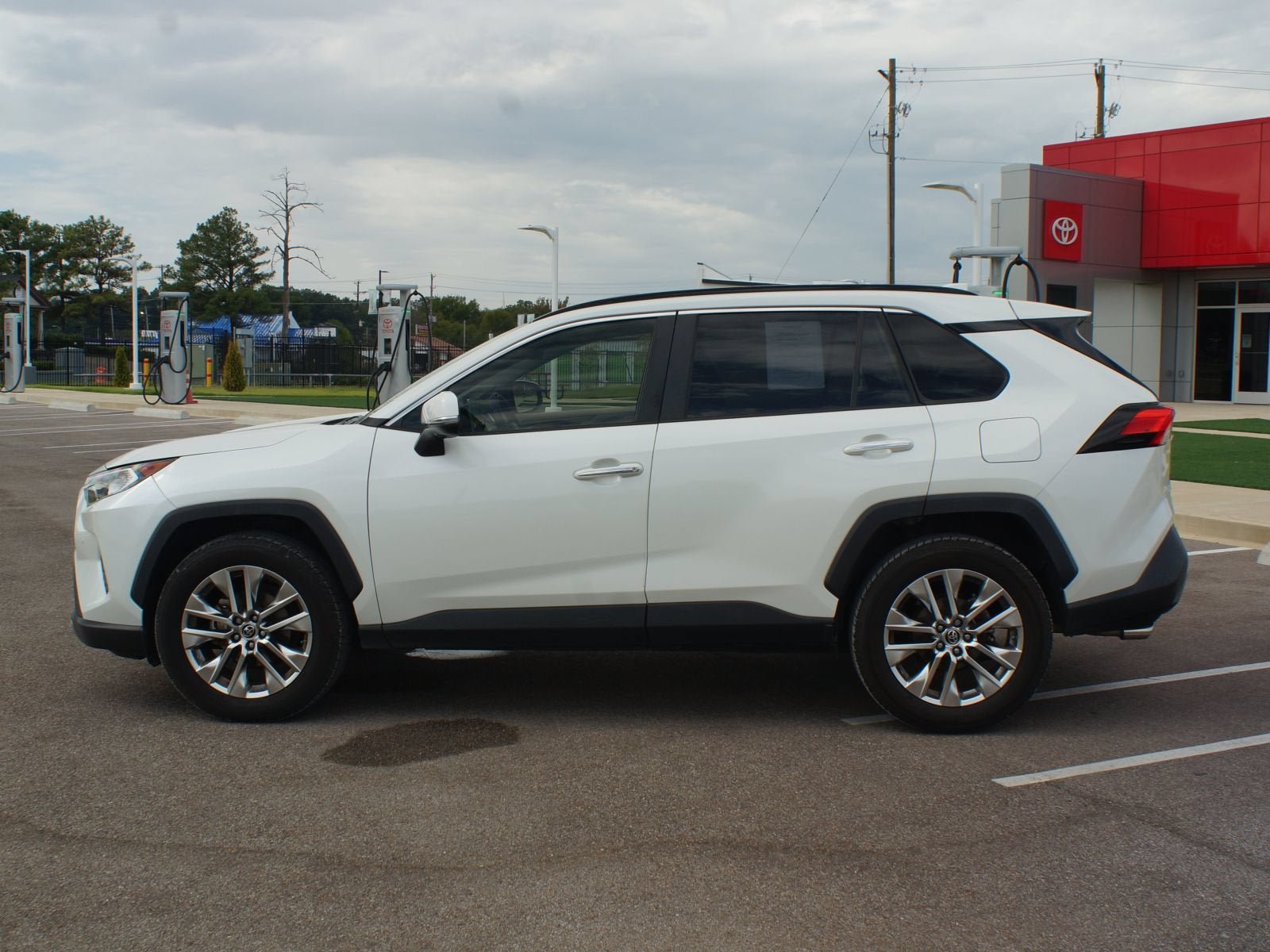 Used 2019 Toyota RAV4 Limited w/ Advanced Technology Package FWD image 16