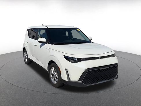 Used 2025 Kia Soul LX w/ LX Technology Package FWD image 2
